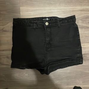 Boohoo black high rise shorts